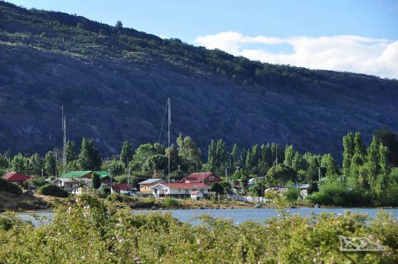 Fazendas e agricultura no belo cenário andino na orla do lago General Carreira, no caminho entre Chile Chico e a Carretera Austral, no sul do Chile
